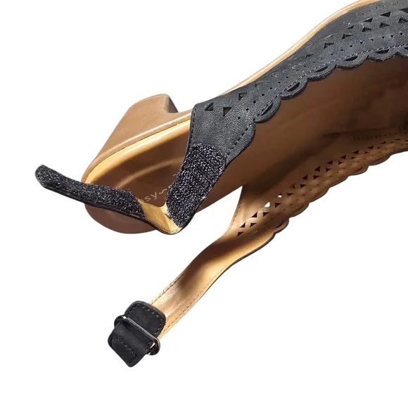 Easy Spirit Size 9.5 Scalloped Edge Black Wedge Sandals - Scuffed Heels No Box - Picture 8 of 9